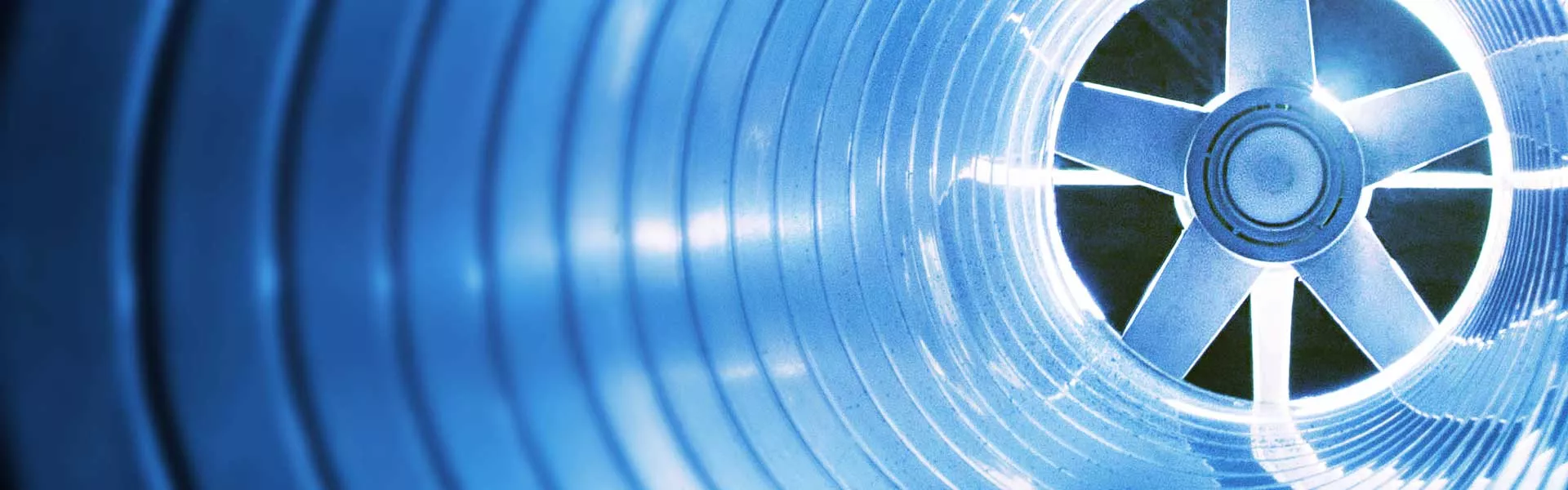 Innenansicht eines gereinigten Lüftungskanals mit Ventilator