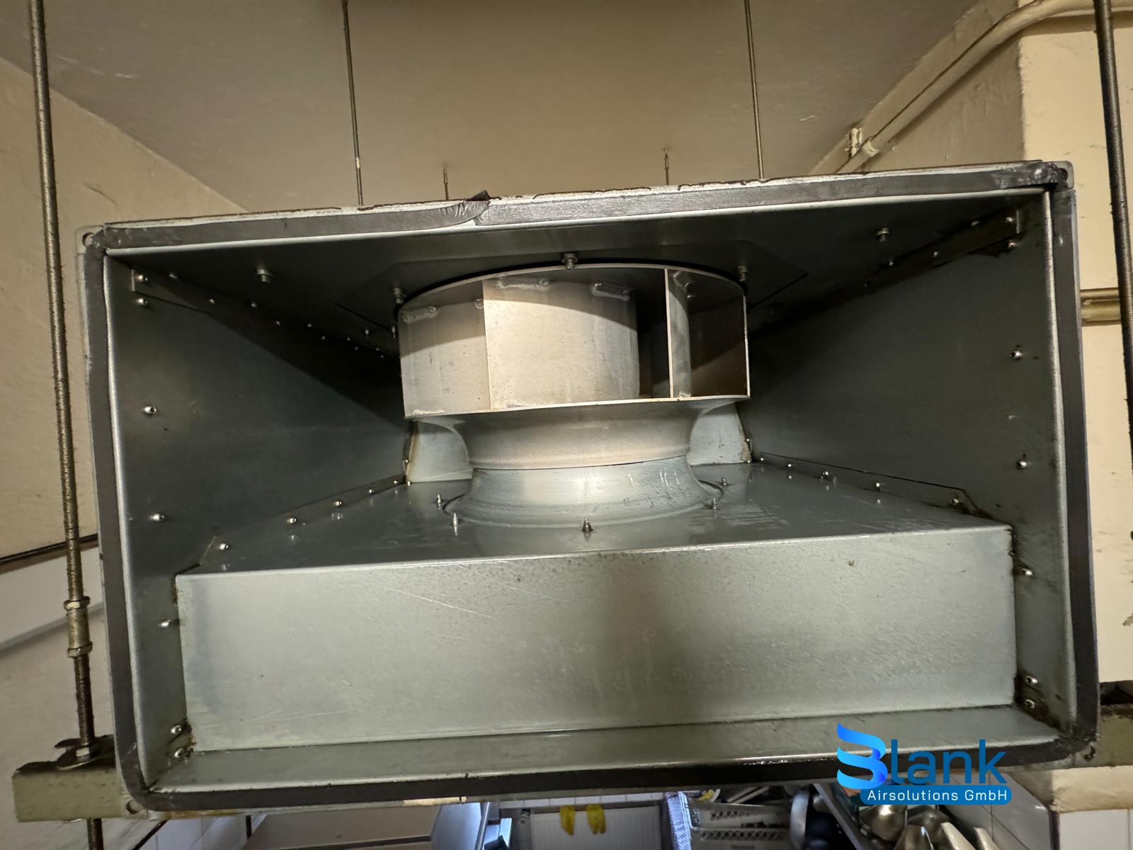 Ausgebautes Ventilatoraggregat einer Abluftanlage