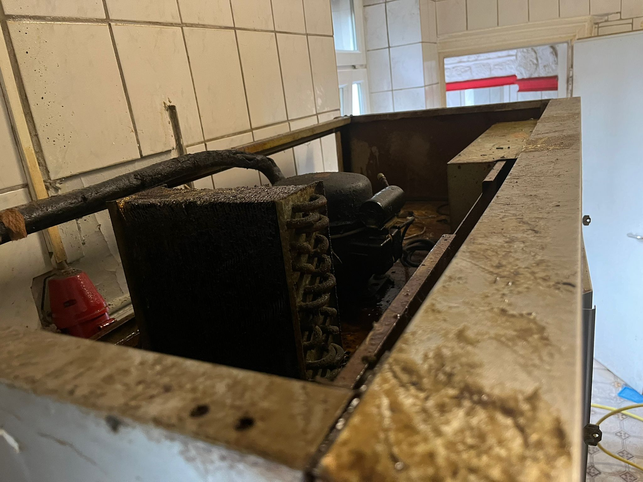 Gereinigte Lüftungsdecke über der Kochlinie eines Restaurants